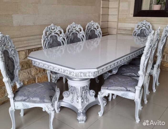 Стол и стулья