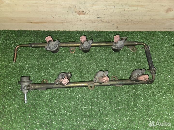 Топливная рампа с форсунками Nissan Maxima A32 VQ2