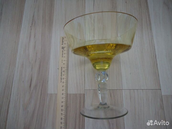 Ваза для столовой,с шаром на ножке