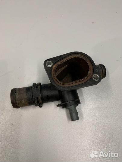 Фланец системы охлаждения Skoda Octavia A5