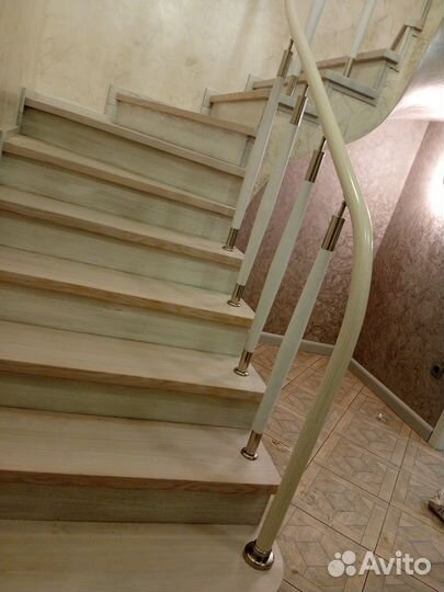 Ограждения лестничных маршей комбинированными пери