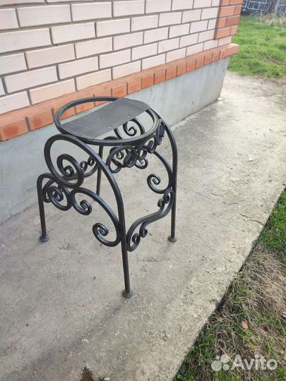 Вазон или барный стул