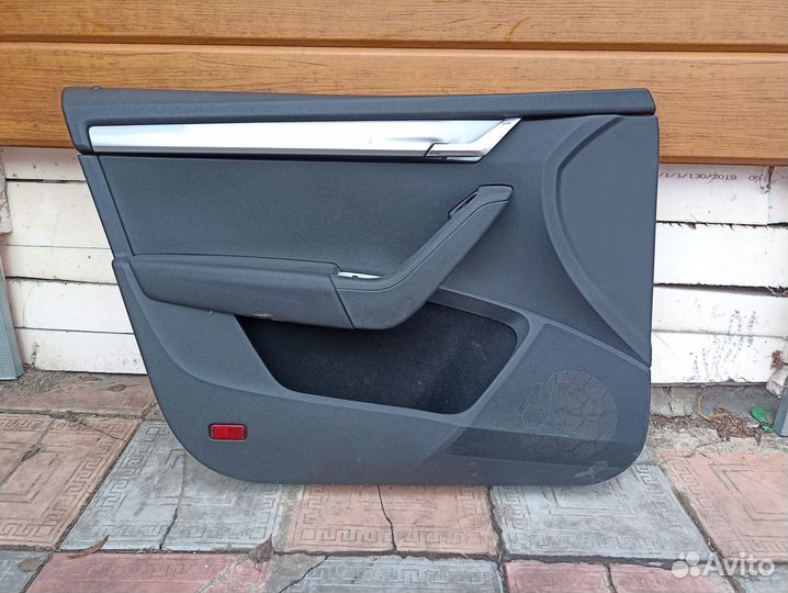 Обшивка двери передняя левая Skoda Octavia A7