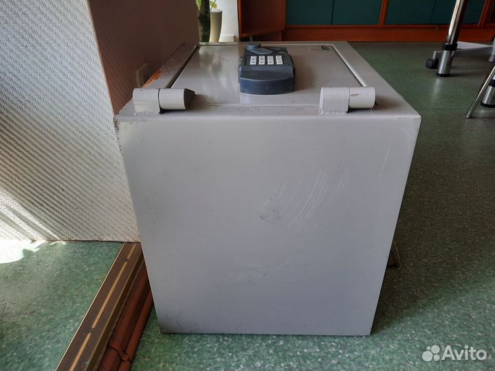 Сейф с электронным замком