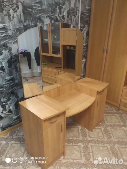 Трюмо с зеркалом