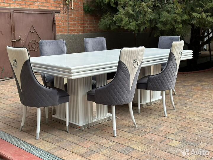 Стол и стулья