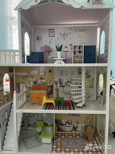 Большой кукольный домик с мебелью