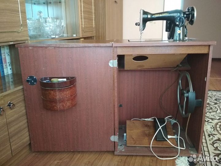 Швейная машинка ножная с электроприводом