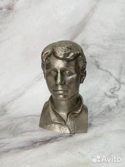 Бюст Сергея Есенина