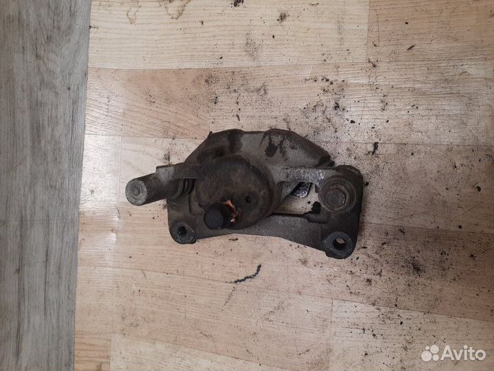 Суппорт задний правый Toyota Harrier MCU10W 1MZ-FE