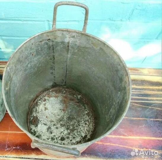 Огромные стальные баки