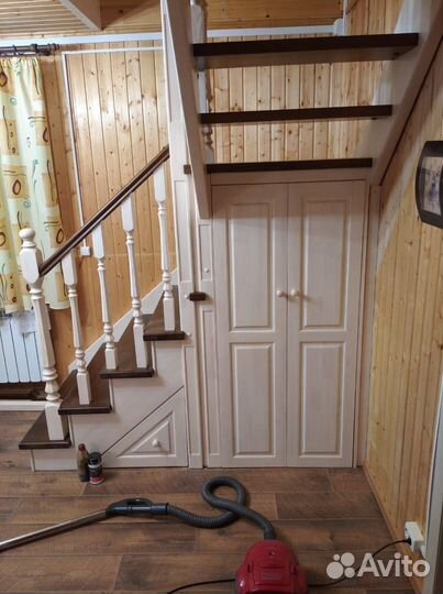 Лестница на заказ со встроенными шкафами и ящиками