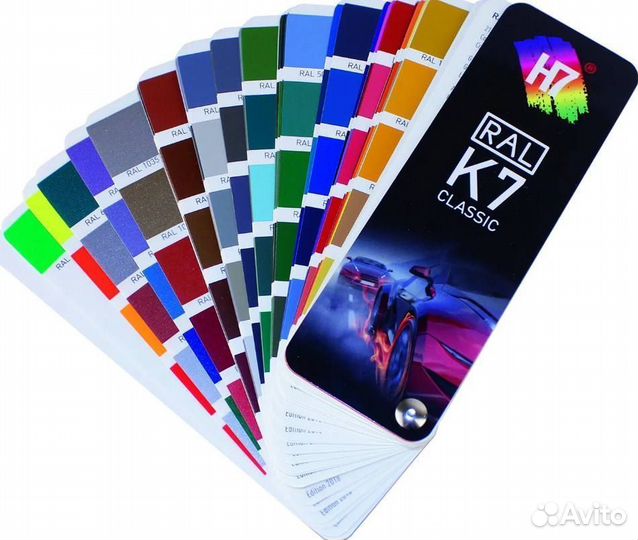 Белая входная парадная дверь с ковкой и стеклом