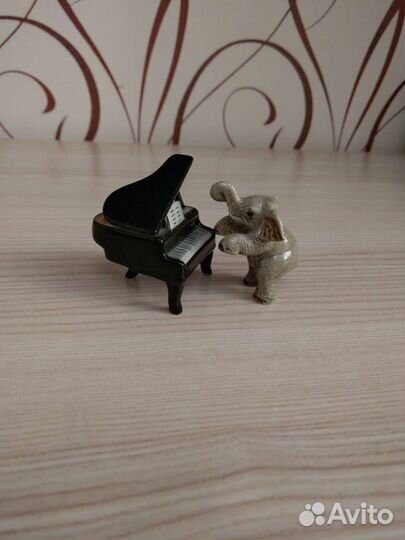 Винтажная фигурка слон играющий на фортепиано