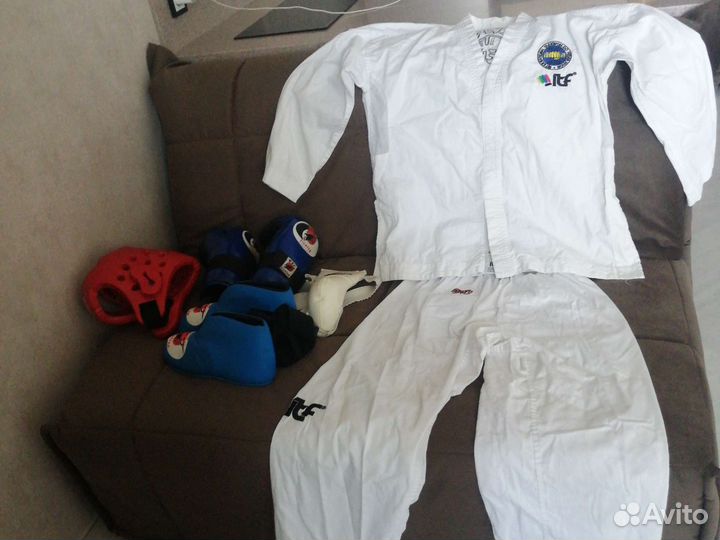 Кимоно для тхэквондо в комплекте с защитой