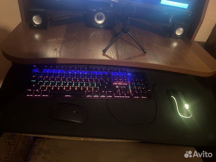 Монитор,мышь,клавиатура,микрофон,колонки,коврик