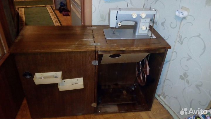 Чайка 142 М. С тумбой.Привод ножной