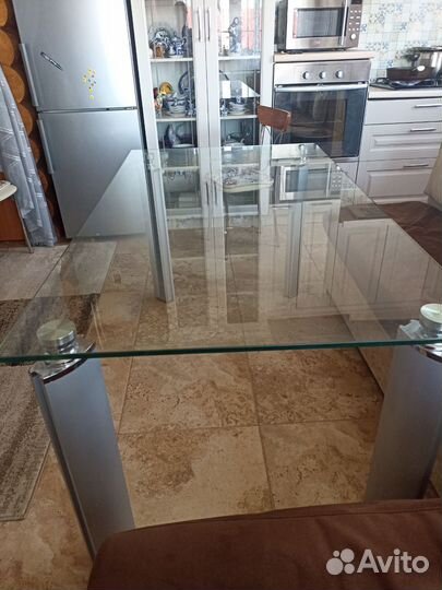 Кухонный стол стеклянный