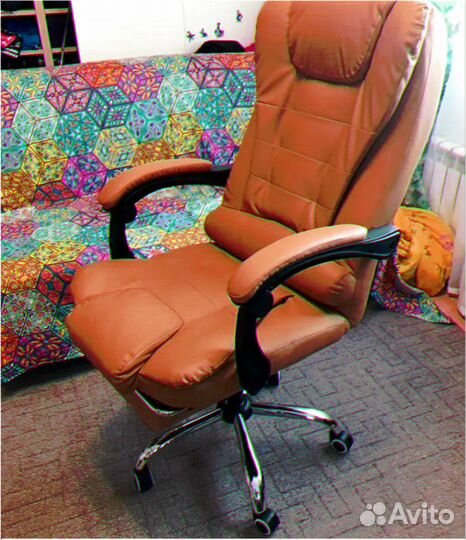 Офисное кресло коричневое