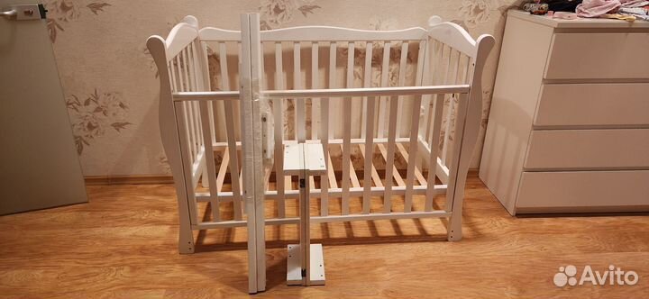 Кровать детская с маятником