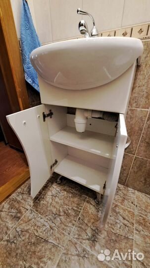 Тумба с раковиной в ванную/туалет