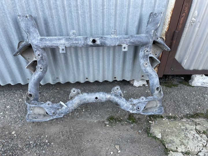 Балка передняя на w204