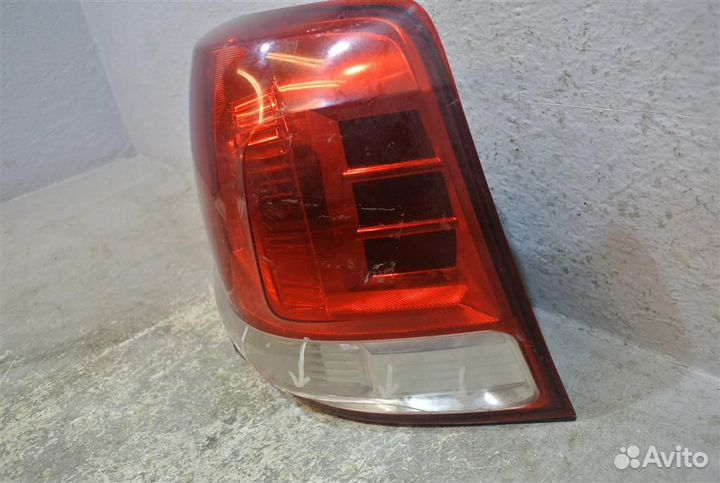 Фонарь задний наружный правый Toyota Land Cruiser
