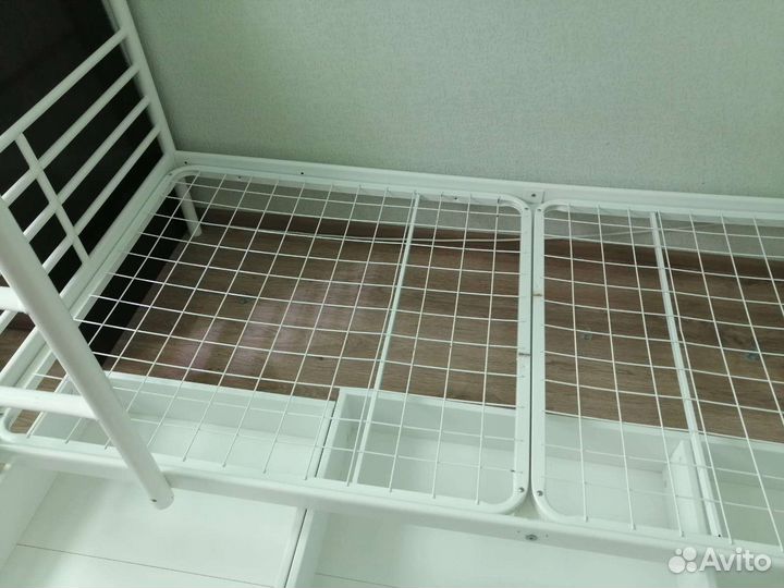 Кровать двухьярусная