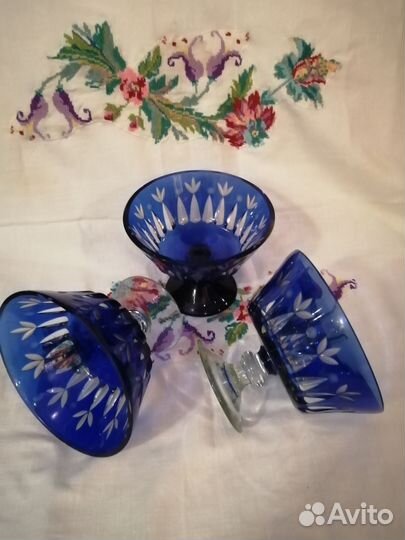 Фруктовницы, вазы на ножке