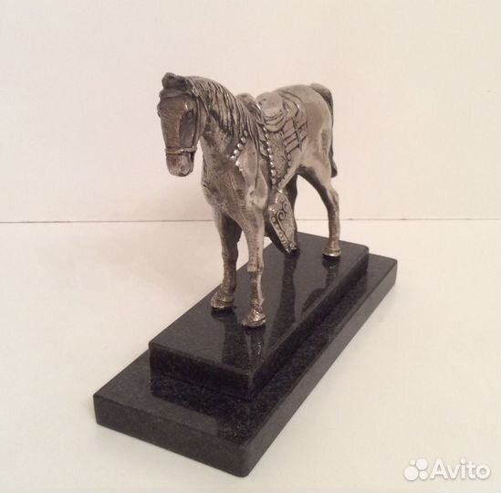 Конь на постаменте из черного мрамора старинный
