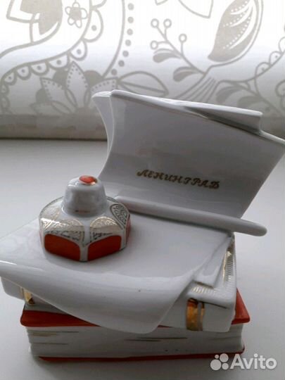 Фарфоровая статуэтка чернильница