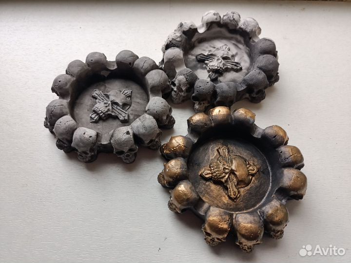 Пепельницы из гипса с черепами