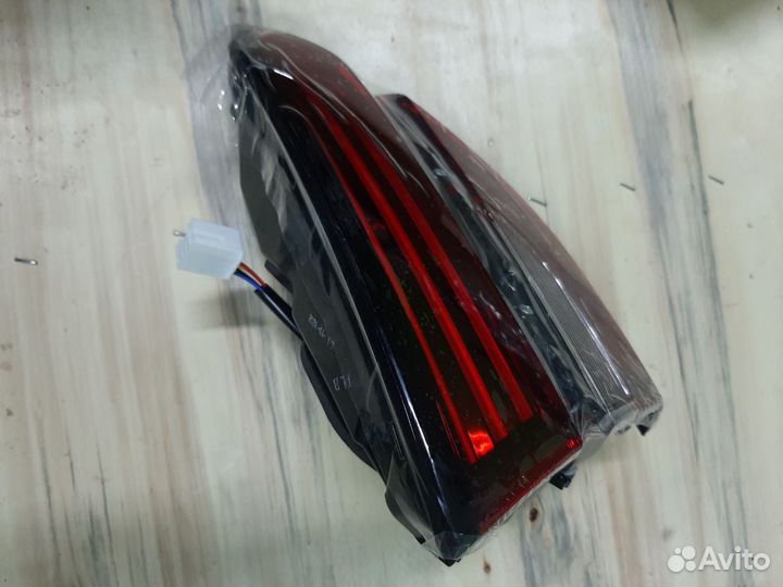 Фонарь задний левый крышки багажника Geely Coolray