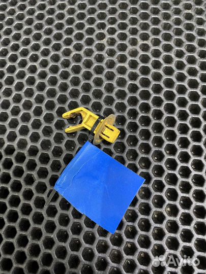 Кронштейн / Крепления упора капота Ford focus 3