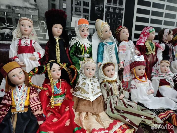 Фарфоровые куклы в костюмах народов мира