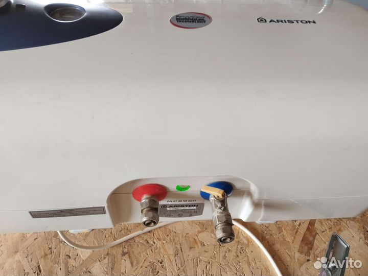 Водонагреватель аристон 40л. Горизонтальный