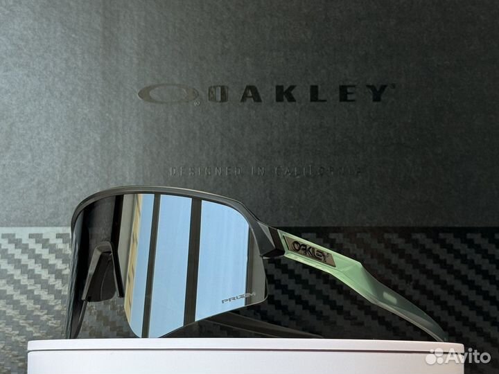 Солнцезащитные очки Oakley Sutro Lite Sweep Prizm