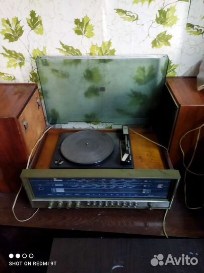 Старое радио с пластинками