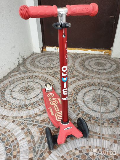 Самокат maxi Micro красный