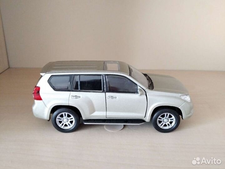 Коллекционная модель Toyota Land cruiser Prado чер