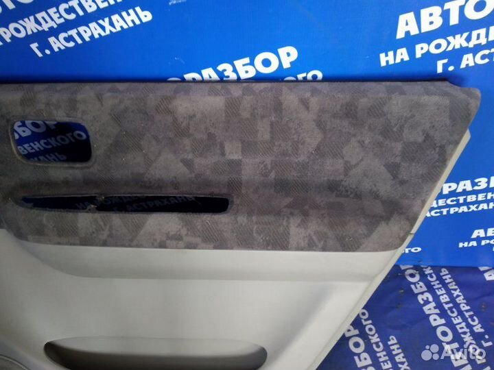 Обшивка двери. задняя правая Nissan Bassara