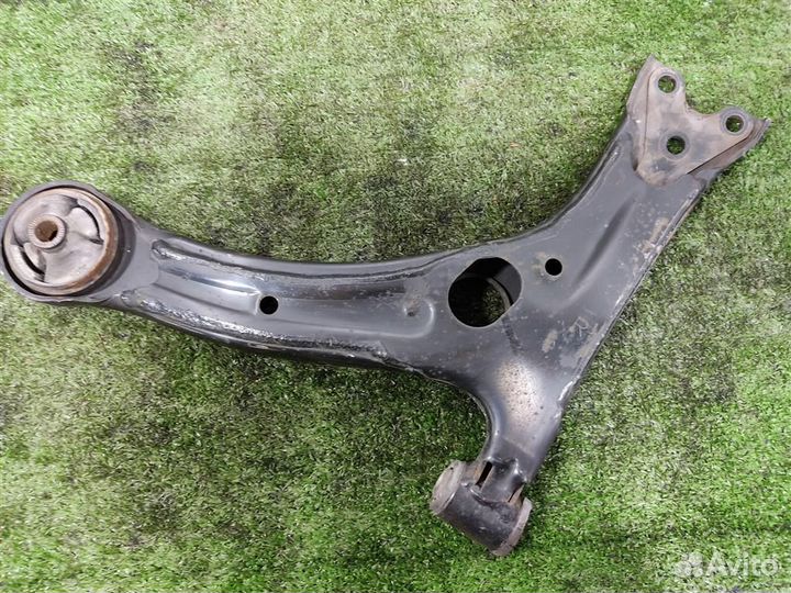 Рычаг передний правый нижний Toyota Corolla Verso