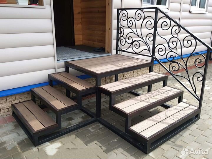 Лестница с перилами