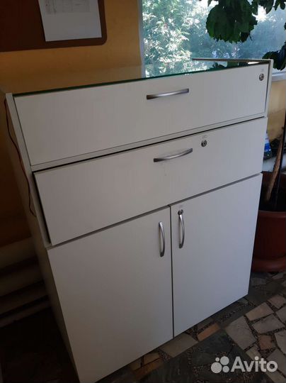 Тумбы, витрины