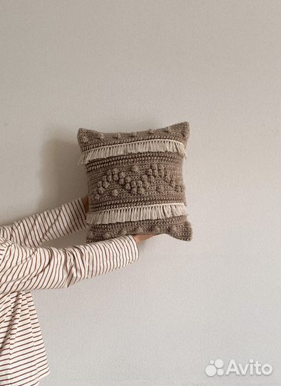 Подушка вязаная декоративная