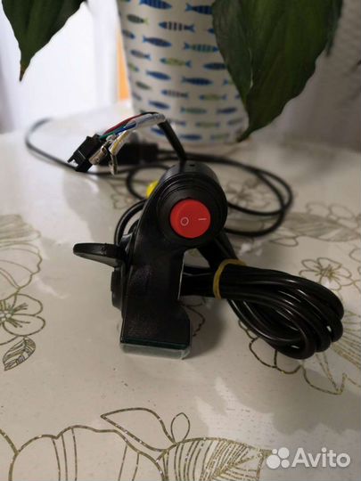 Курок газа с вольтметром и выключателем