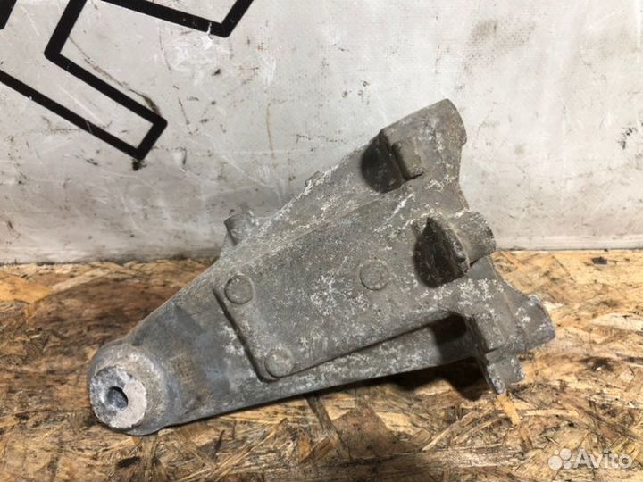 Кронштейн двигателя правый Mercedes-Benz C-Class