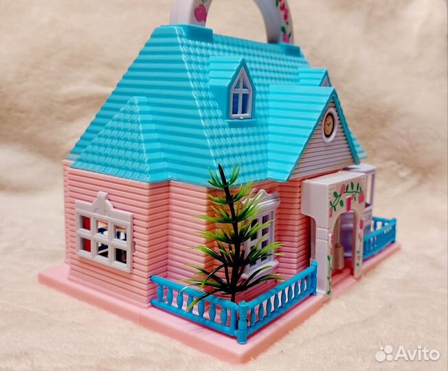 Кукольный домик с мебелью и куклами
