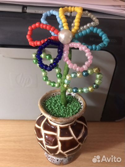 Оригинальная поделка из бисера «семицветик»