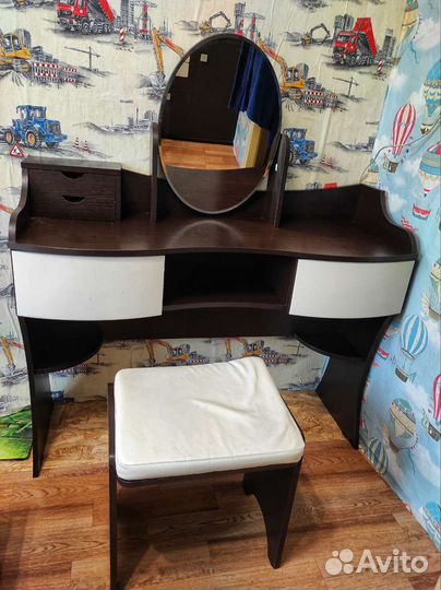 Трюмо с зеркалом